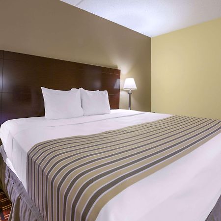 Econo Lodge Inn & Suites Triadelphia - Wheeling Exterior photo