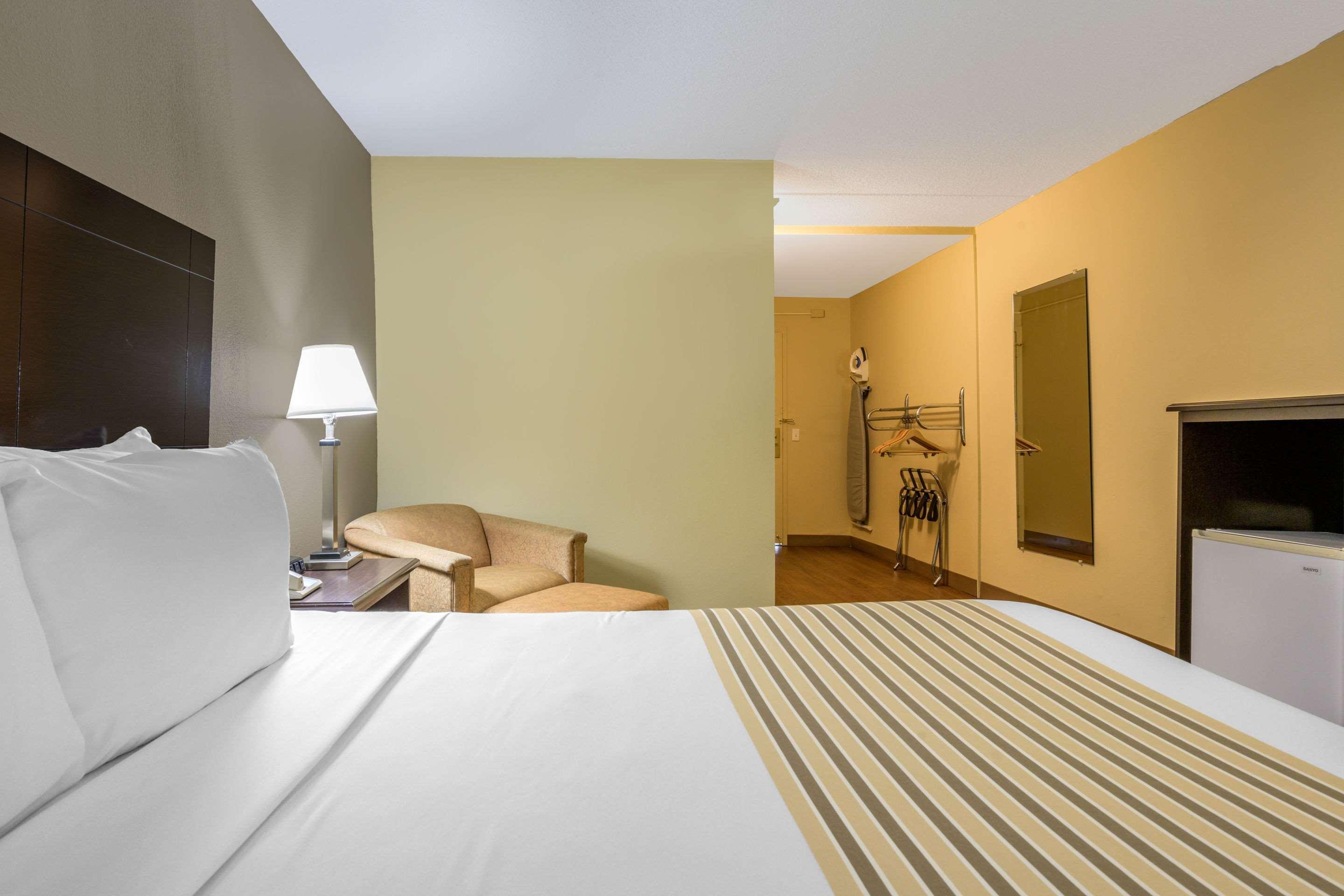 Econo Lodge Inn & Suites Triadelphia - Wheeling Exterior photo