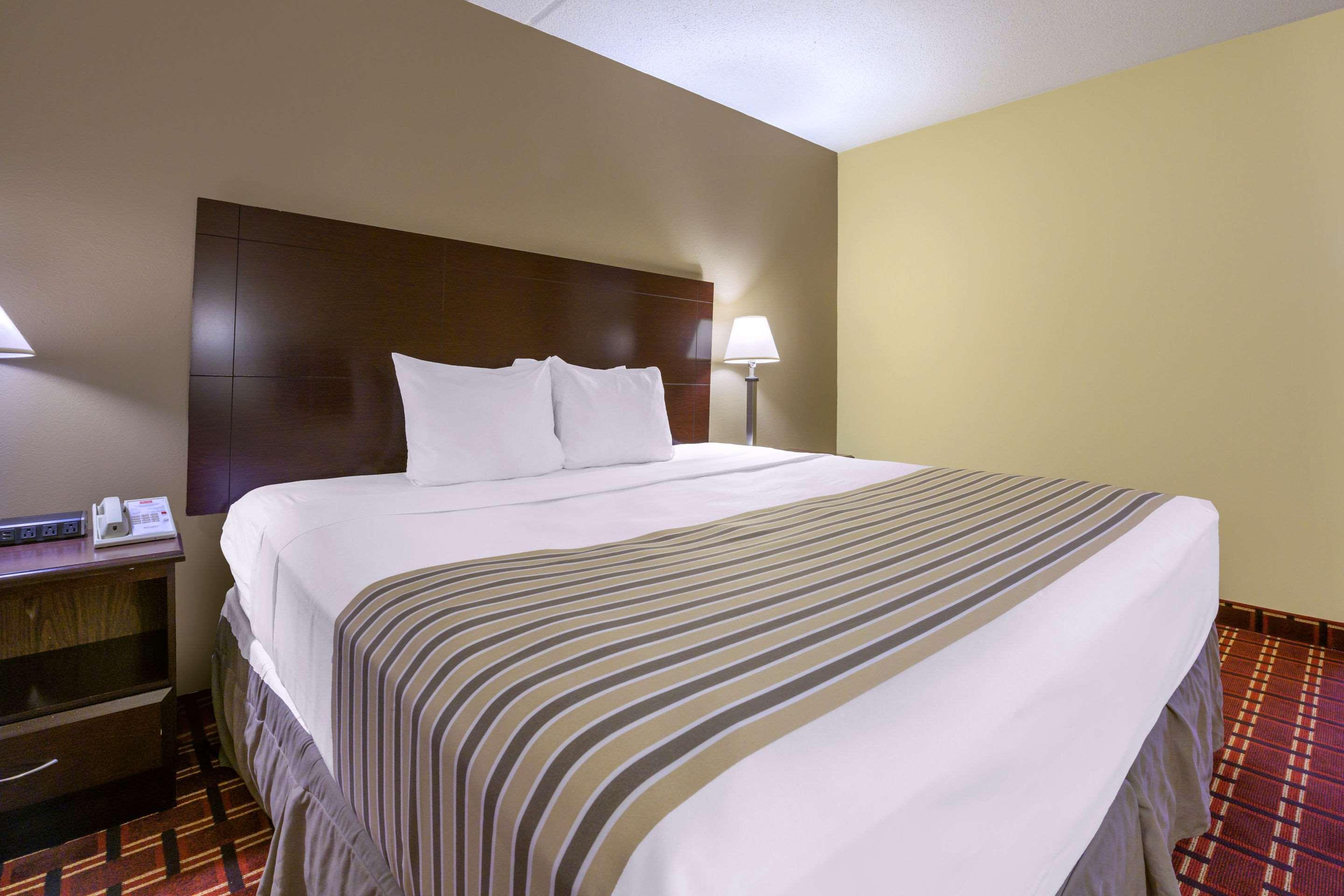 Econo Lodge Inn & Suites Triadelphia - Wheeling Exterior photo