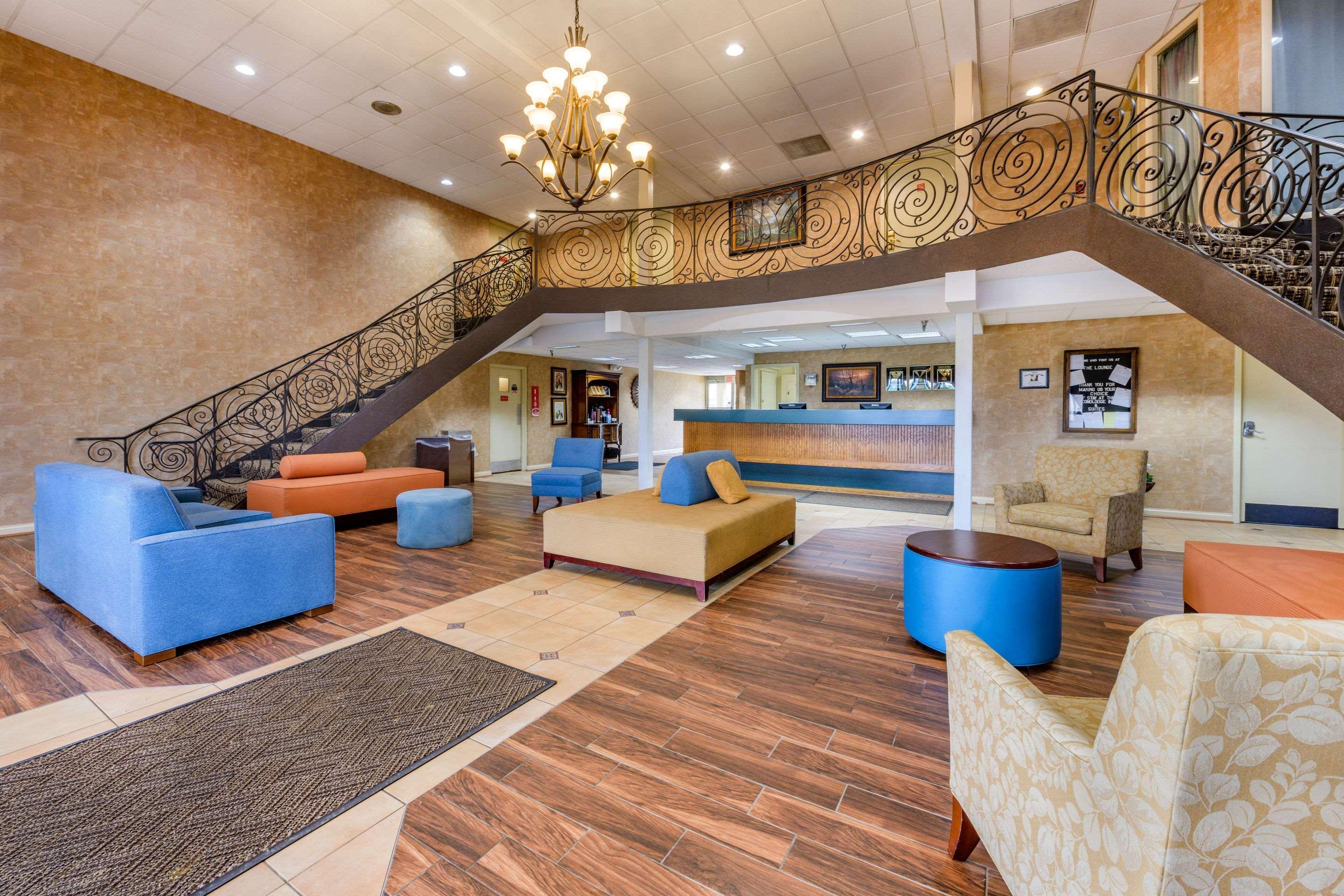Econo Lodge Inn & Suites Triadelphia - Wheeling Exterior photo