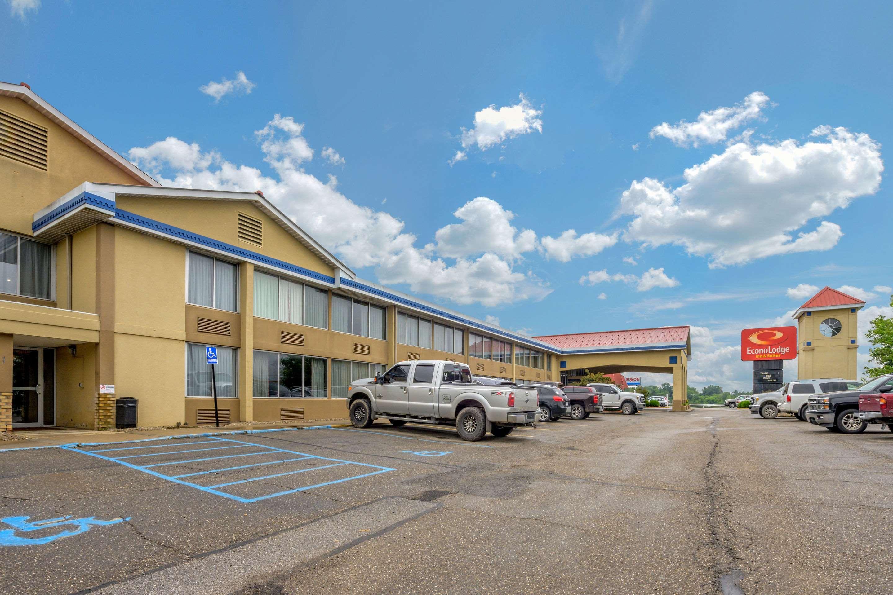Econo Lodge Inn & Suites Triadelphia - Wheeling Exterior photo