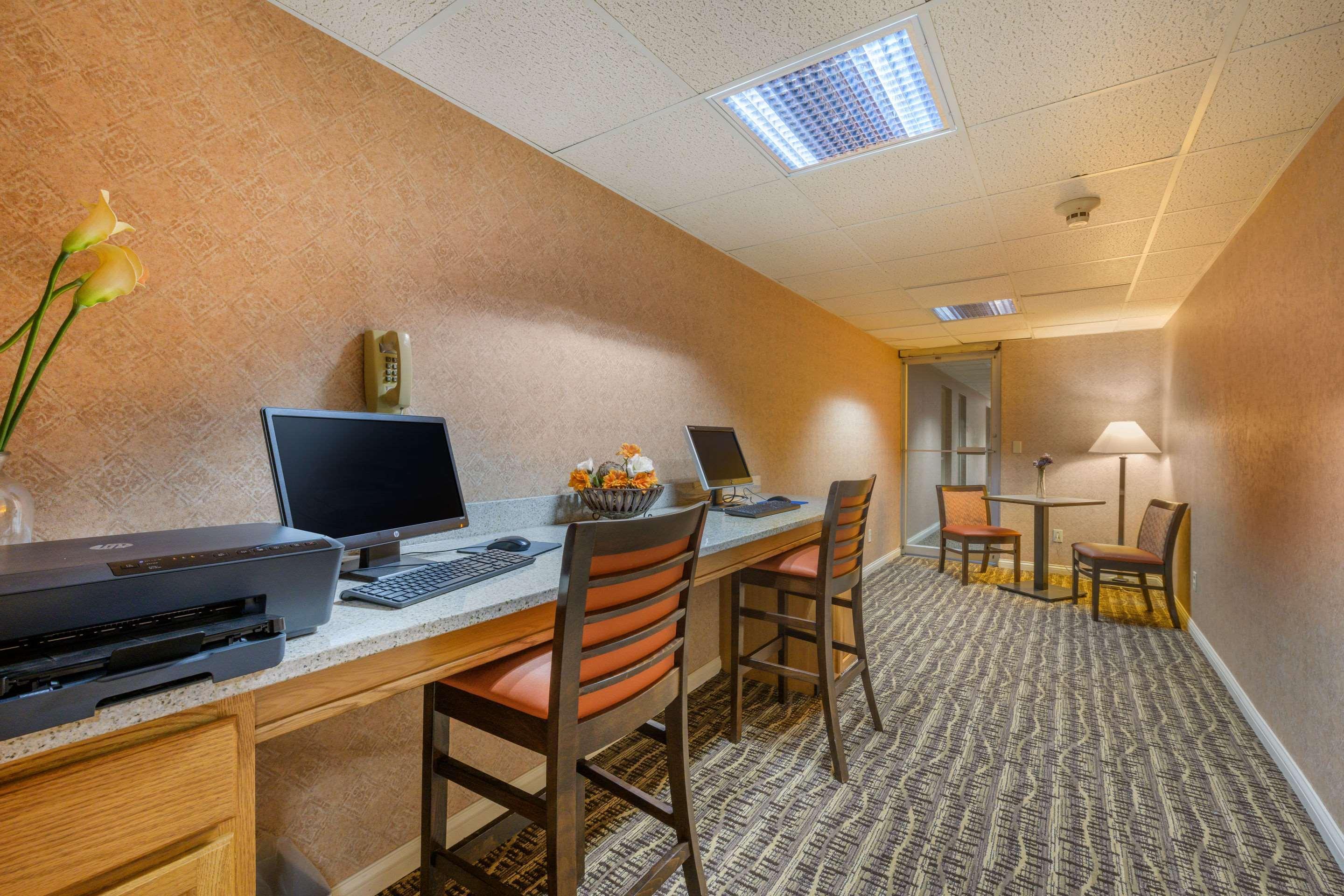 Econo Lodge Inn & Suites Triadelphia - Wheeling Exterior photo
