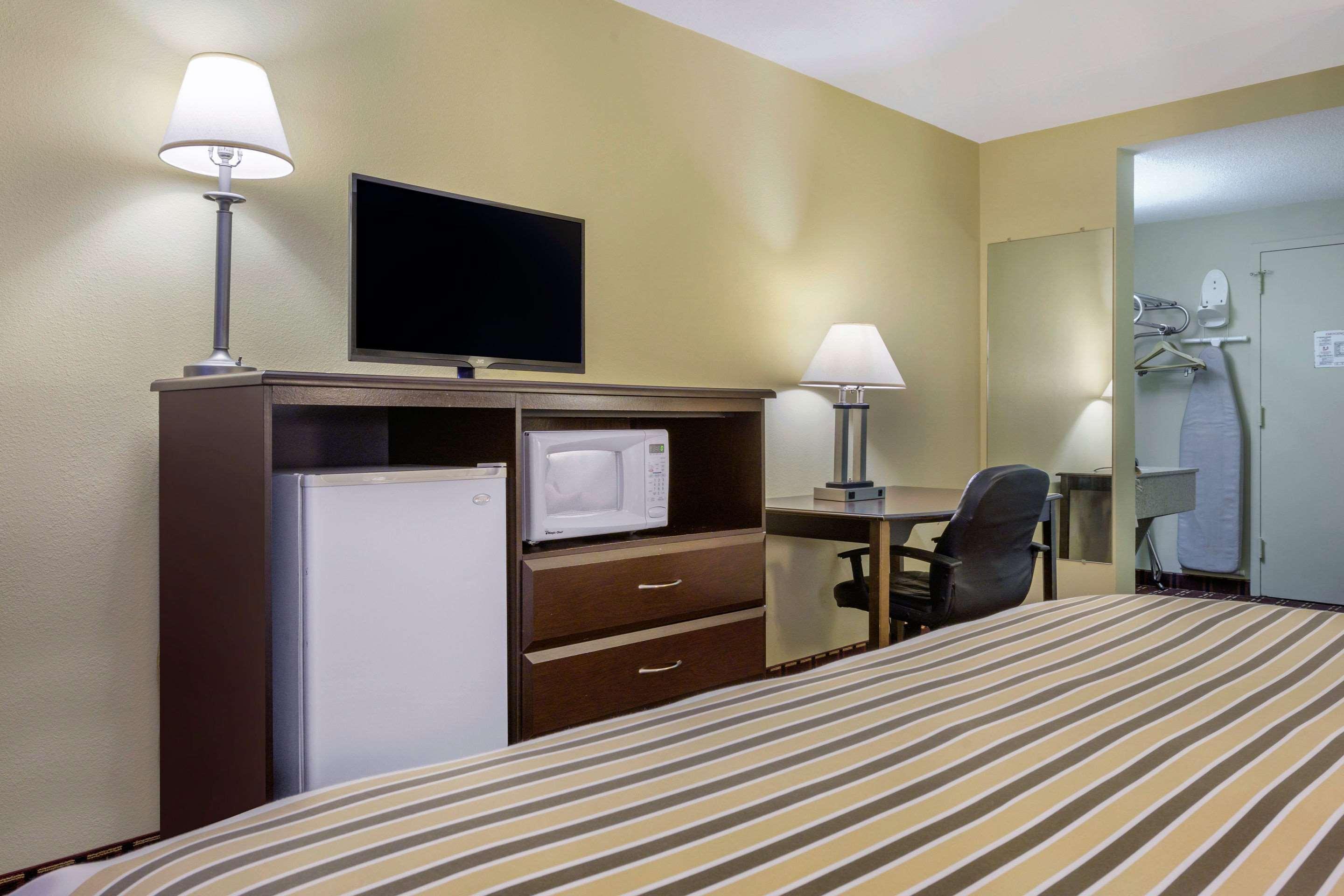 Econo Lodge Inn & Suites Triadelphia - Wheeling Exterior photo