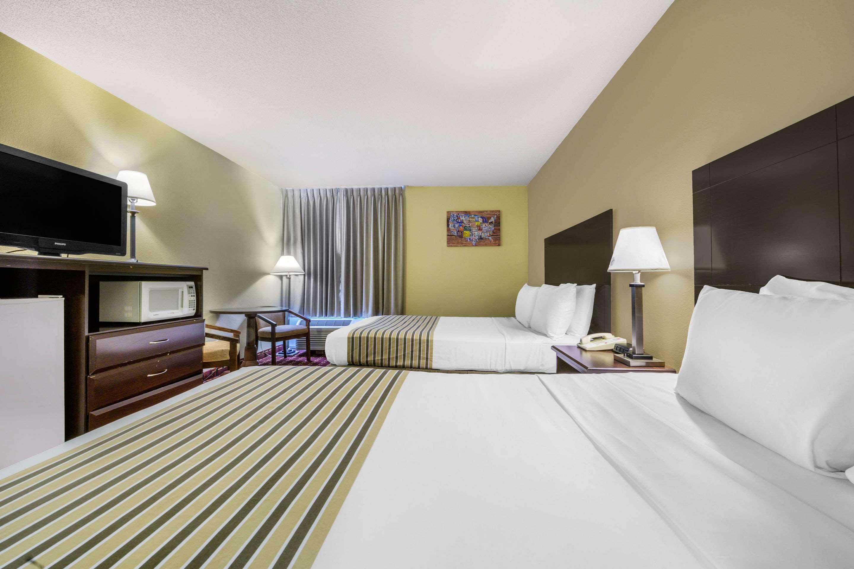 Econo Lodge Inn & Suites Triadelphia - Wheeling Exterior photo
