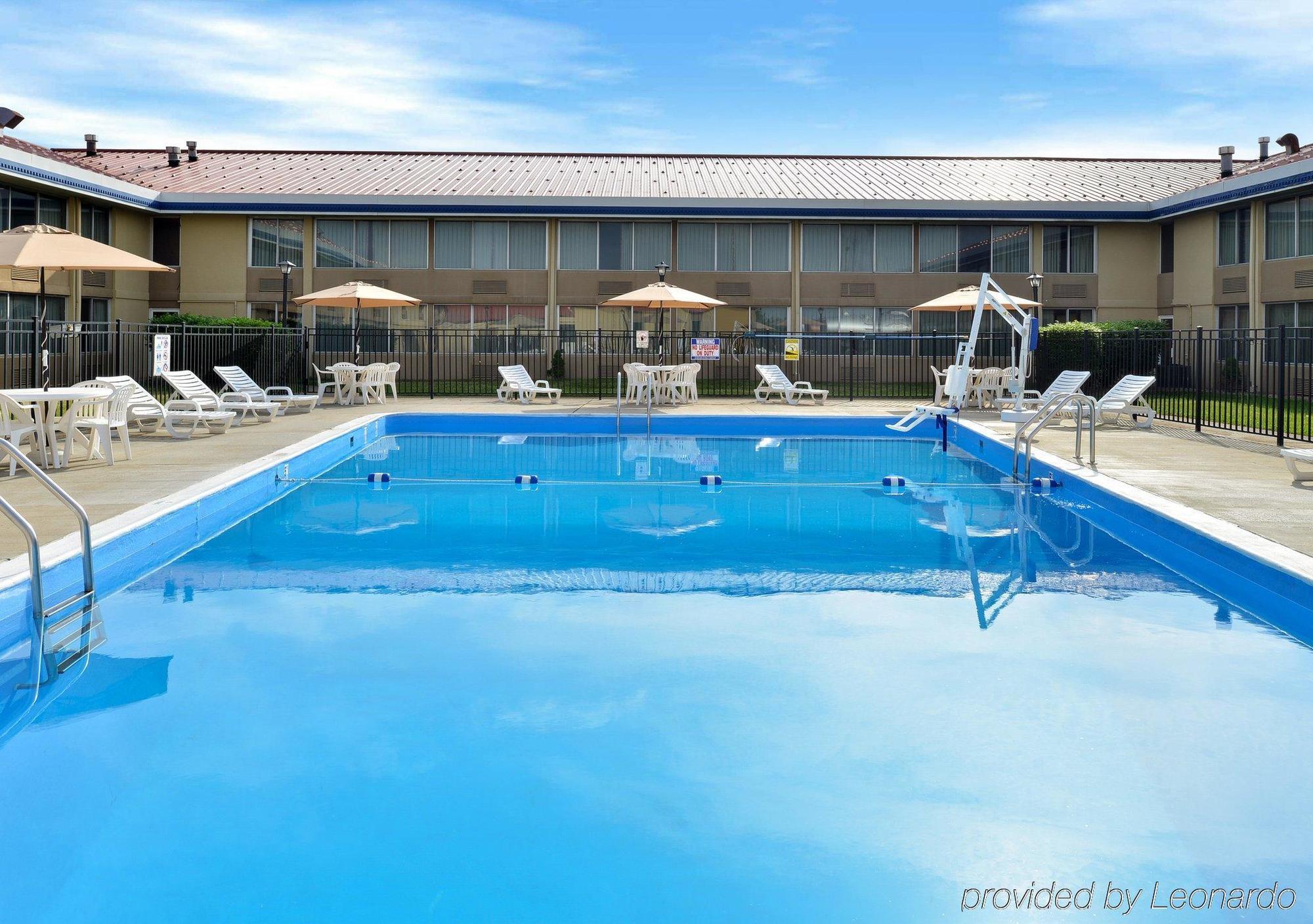 Econo Lodge Inn & Suites Triadelphia - Wheeling Exterior photo