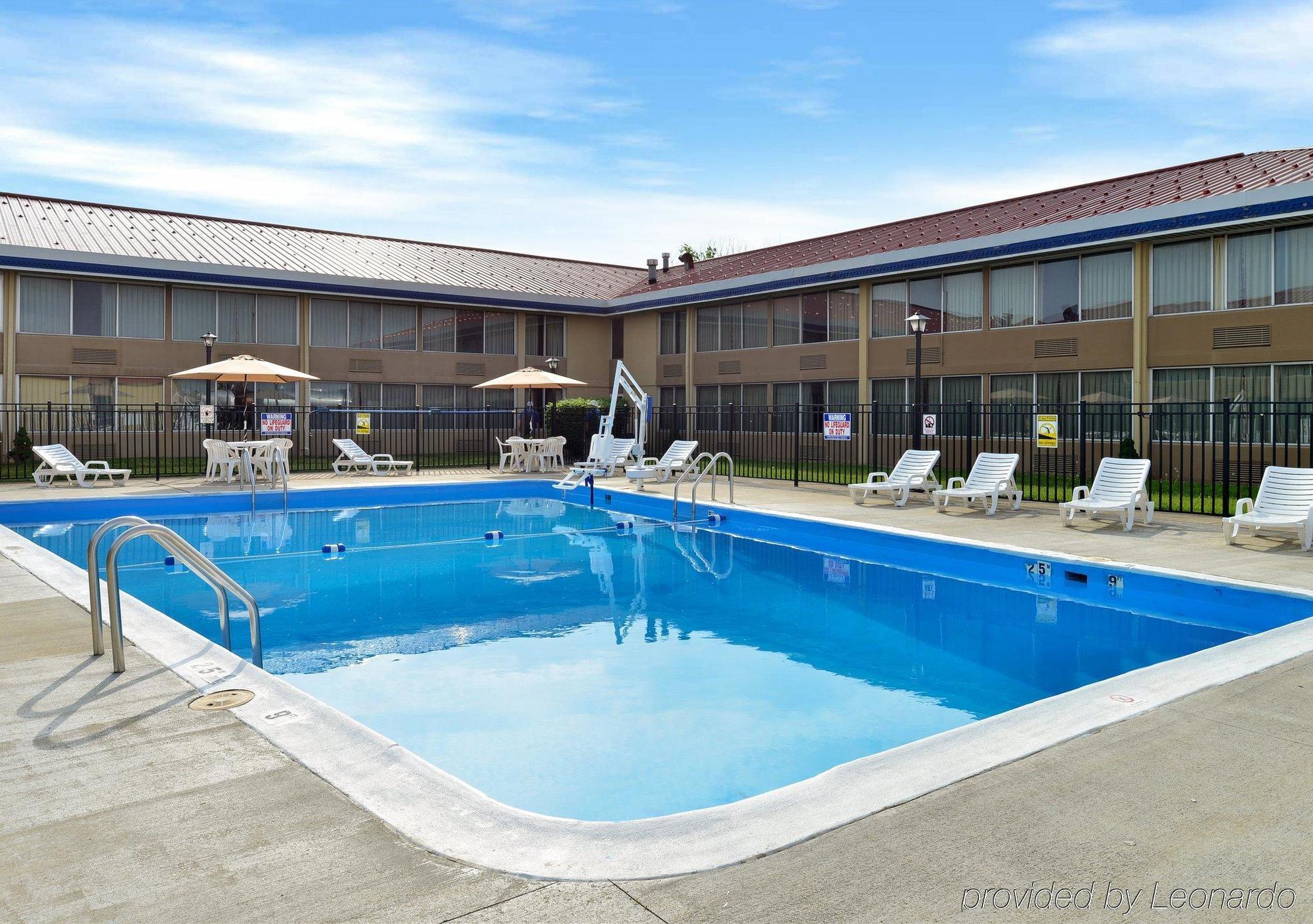 Econo Lodge Inn & Suites Triadelphia - Wheeling Exterior photo