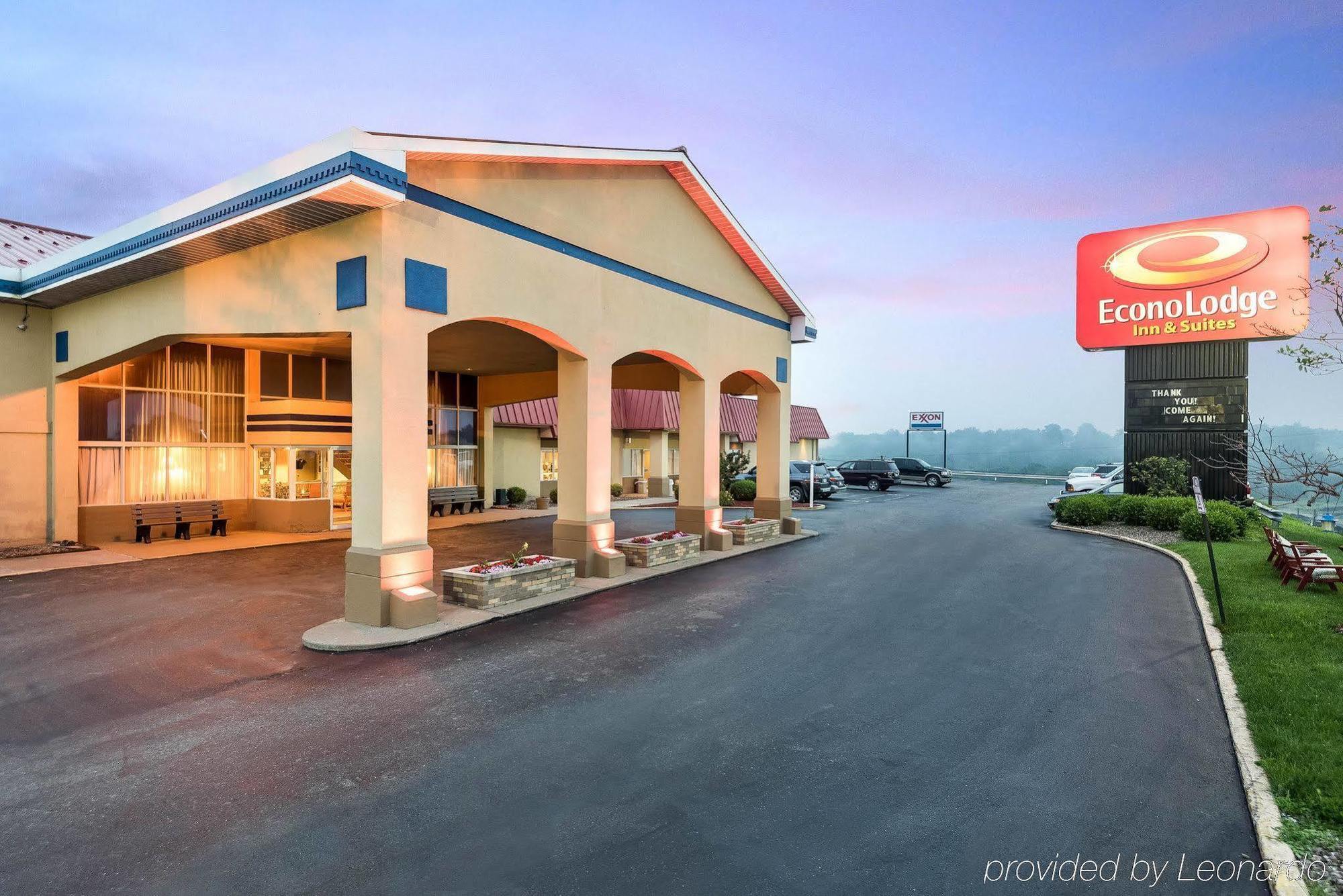Econo Lodge Inn & Suites Triadelphia - Wheeling Exterior photo