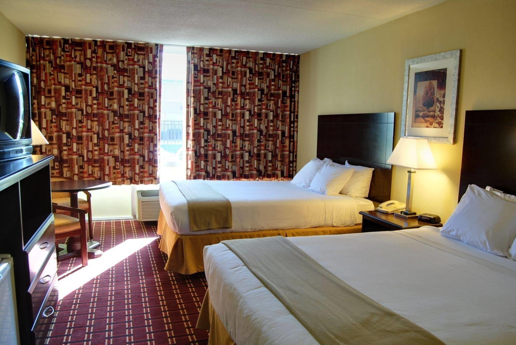 Econo Lodge Inn & Suites Triadelphia - Wheeling Exterior photo