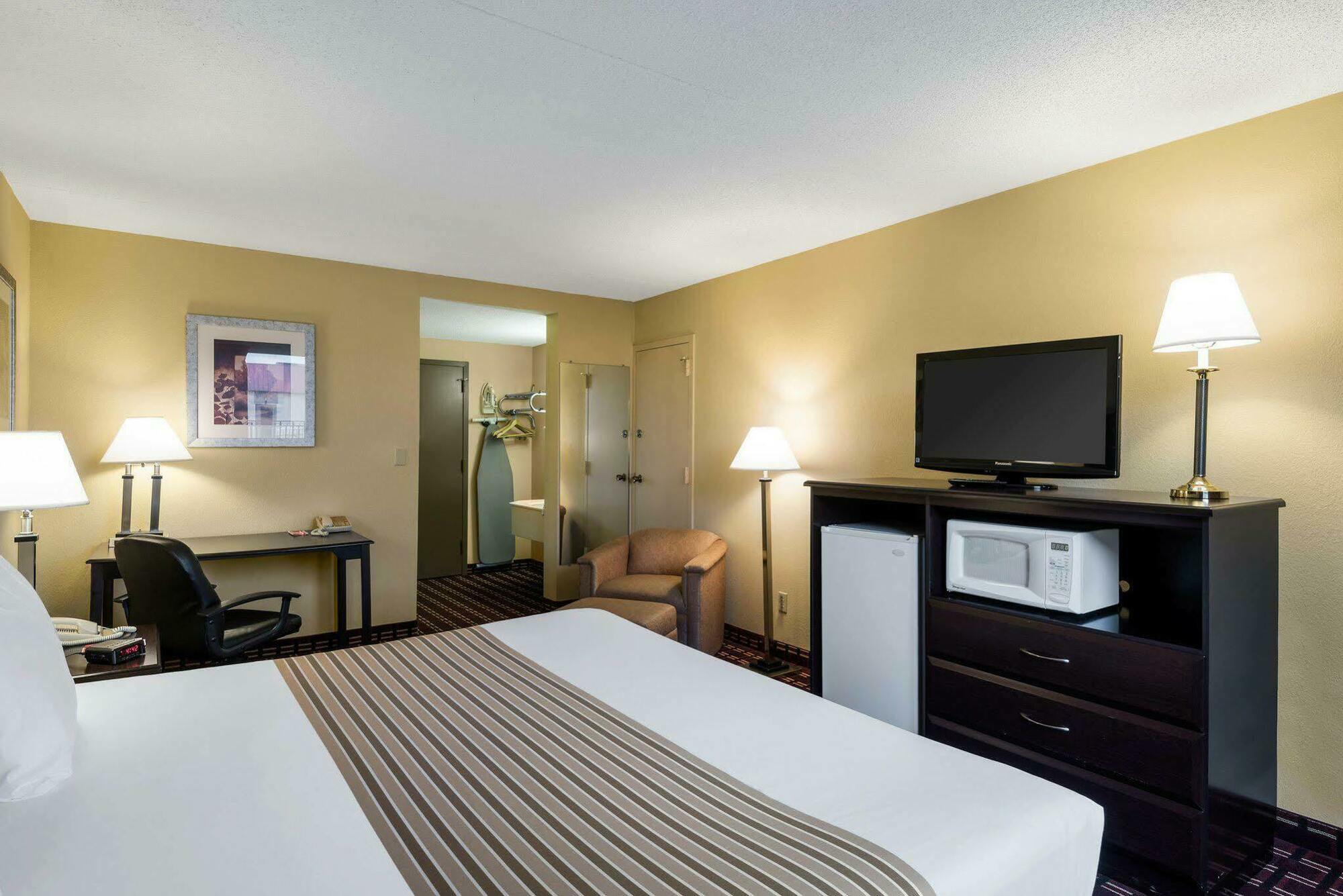 Econo Lodge Inn & Suites Triadelphia - Wheeling Exterior photo