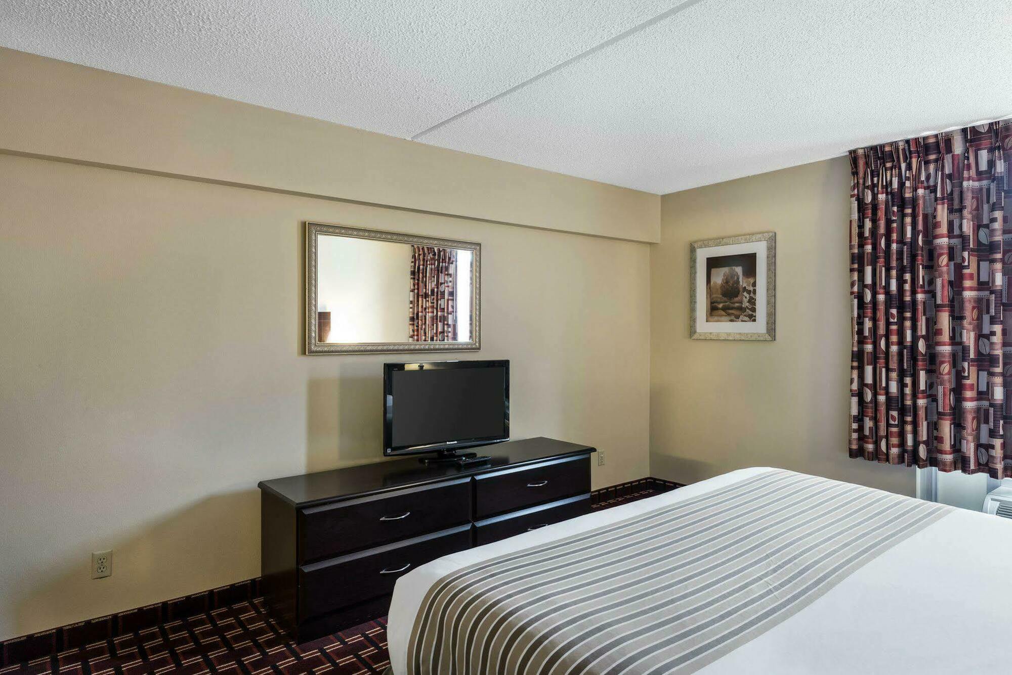 Econo Lodge Inn & Suites Triadelphia - Wheeling Exterior photo