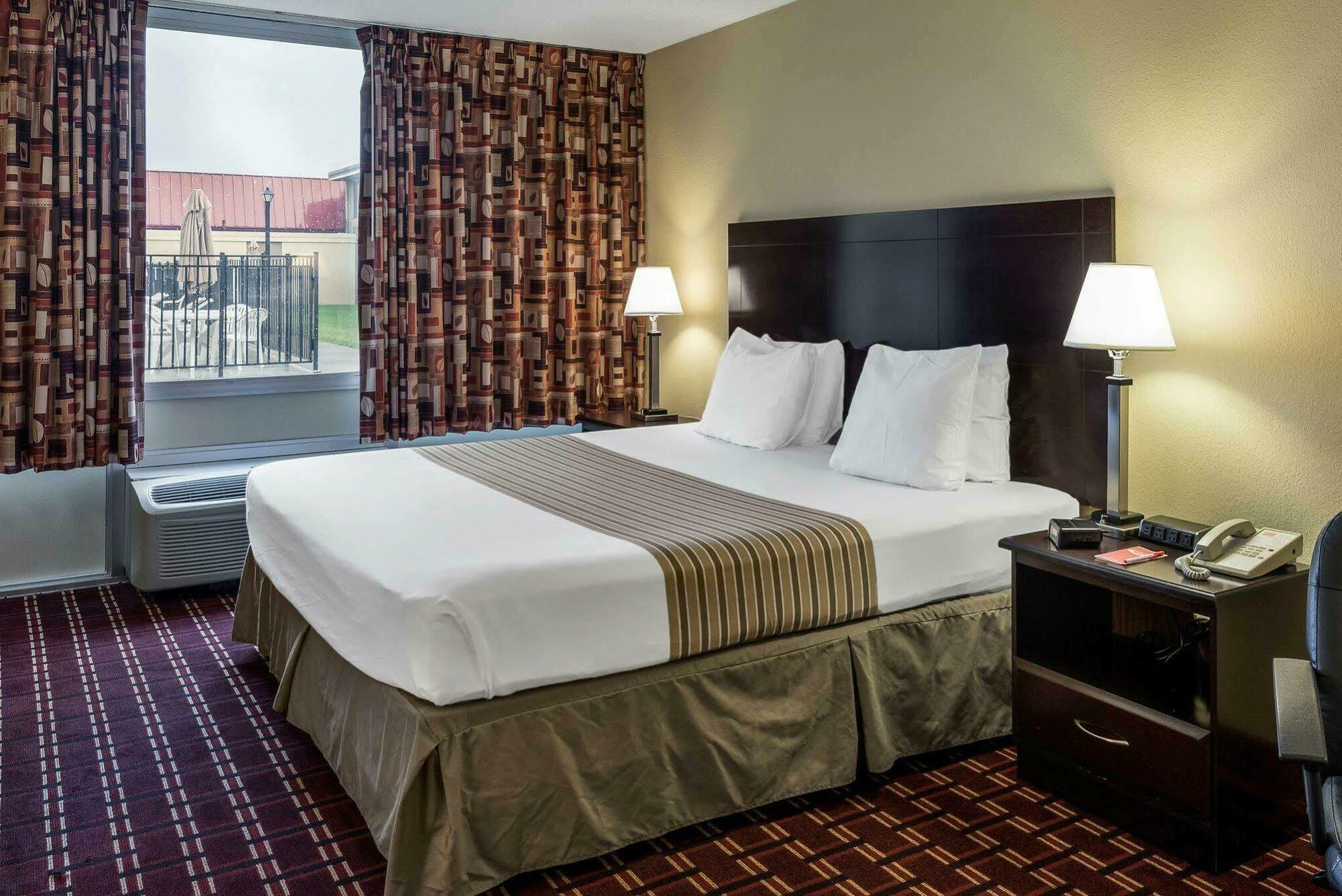 Econo Lodge Inn & Suites Triadelphia - Wheeling Exterior photo