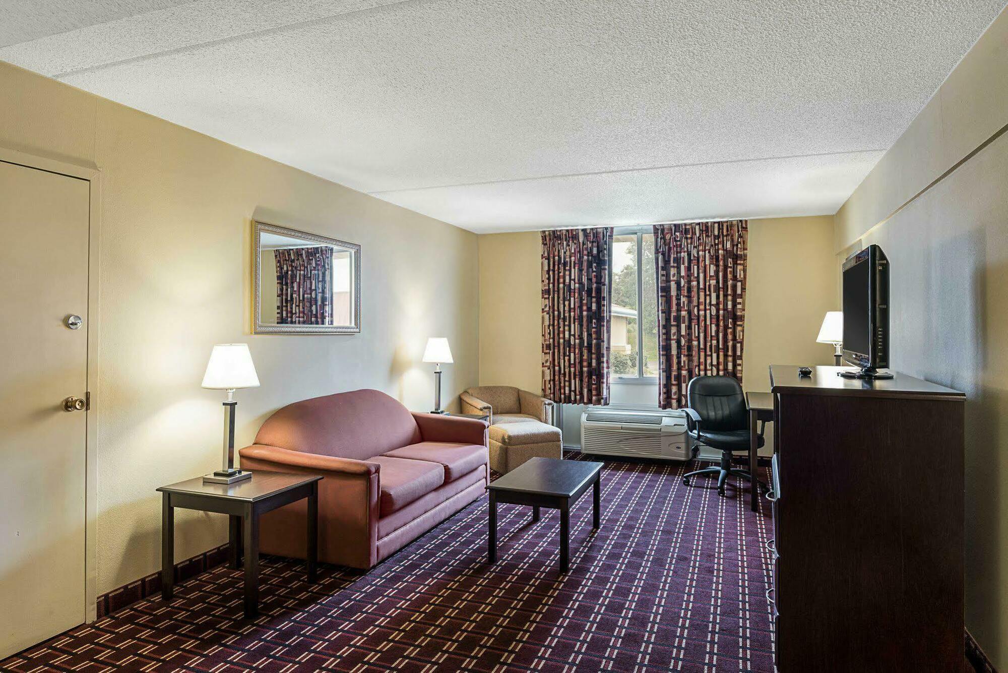 Econo Lodge Inn & Suites Triadelphia - Wheeling Exterior photo